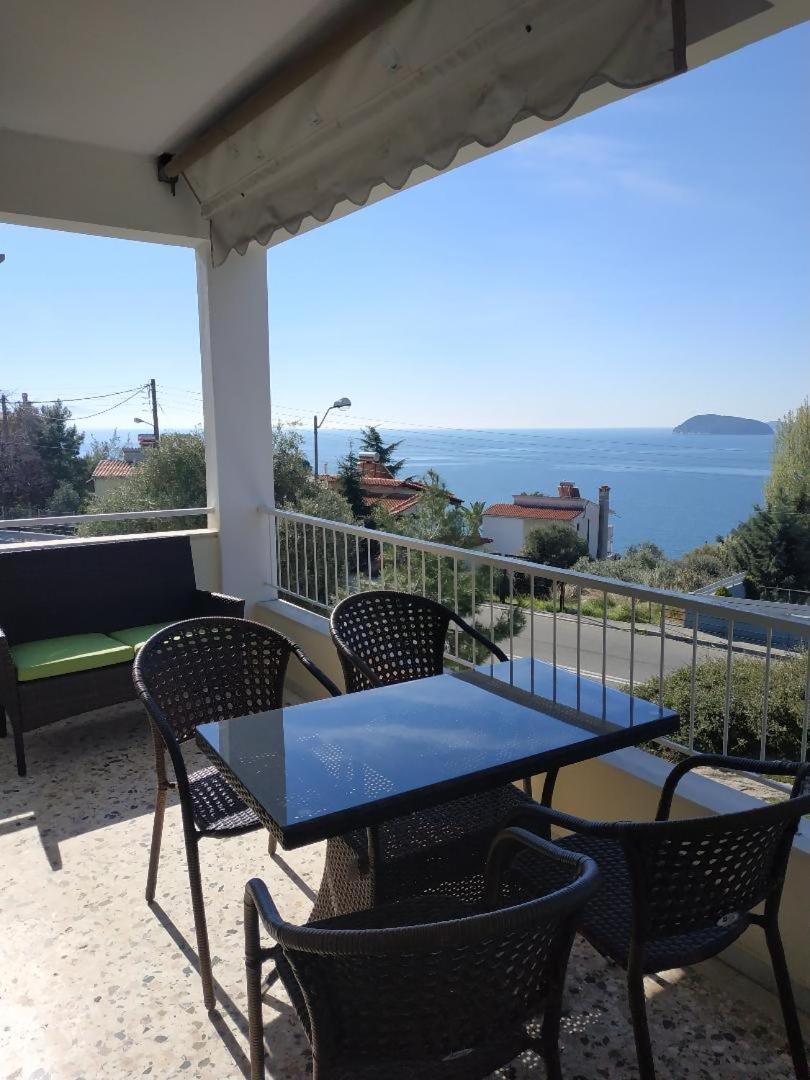 Our View Apartment Palaiontsiflikion Bagian luar foto
